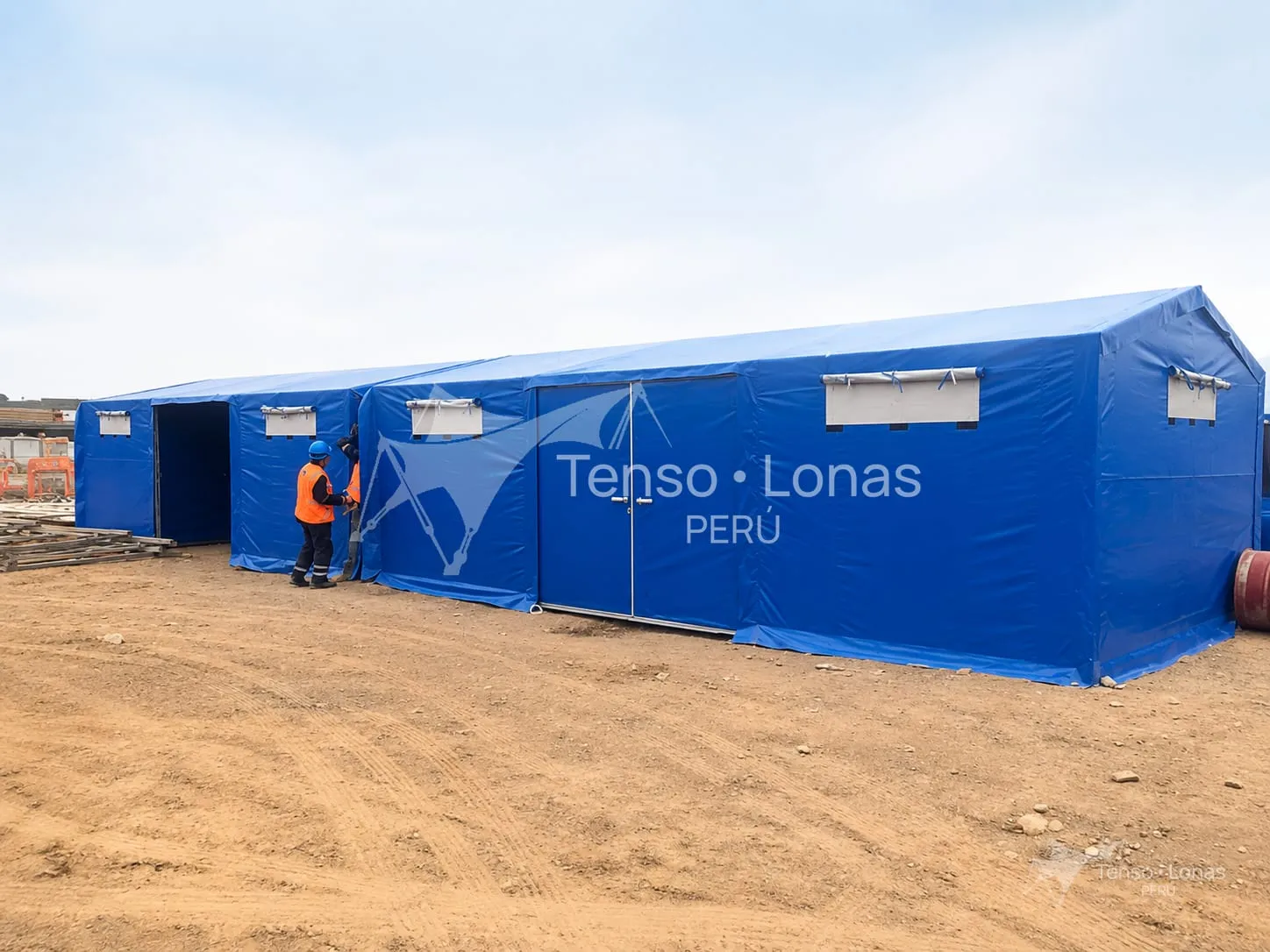 Carpa azul de dos aguas instalada como módulo en un campamento minero