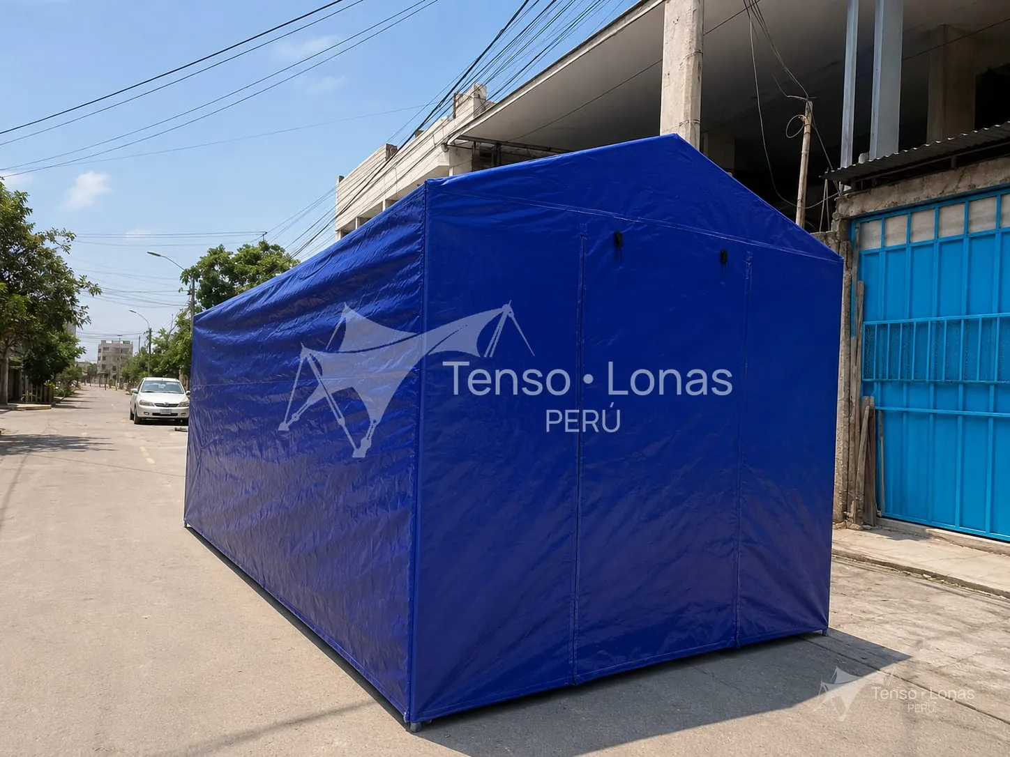 Carpa temporal cerrada con tarflex azul instalada como espacio desmontable de protección