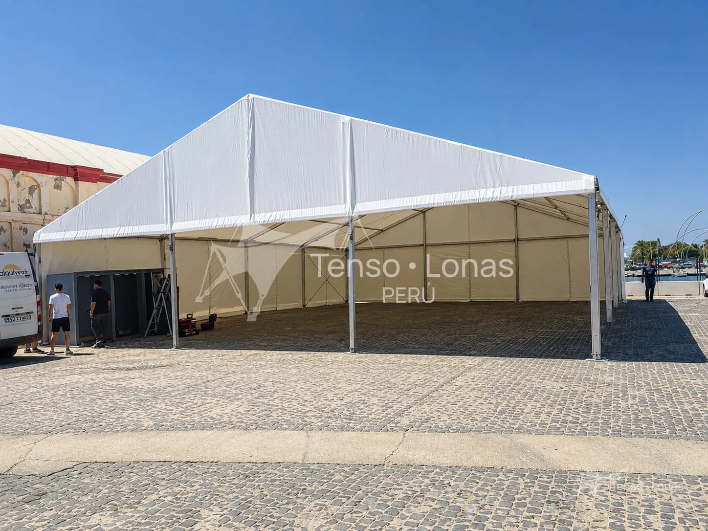Carpa blanca de gran formato para eventos corporativos al aire libre