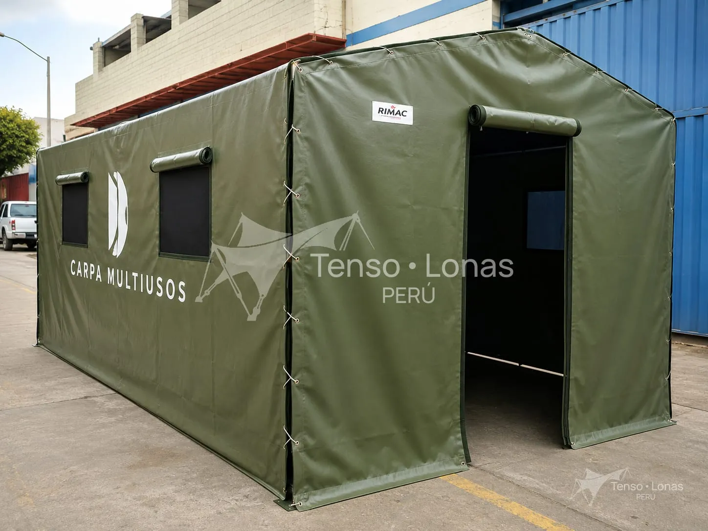 Carpa industrial multiusos instalada en una operación al aire libre