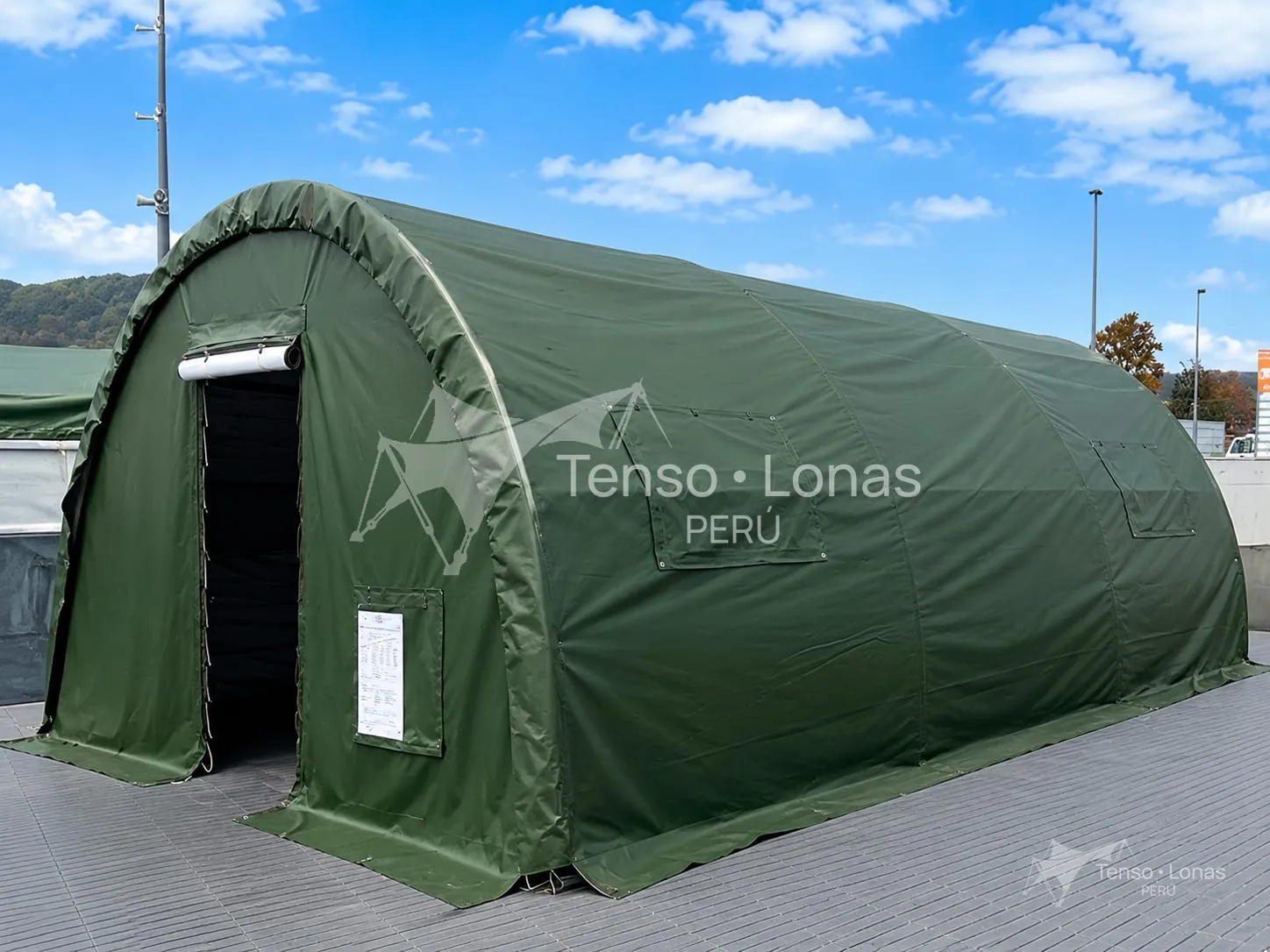 Carpa verde tipo domo con cerramientos laterales