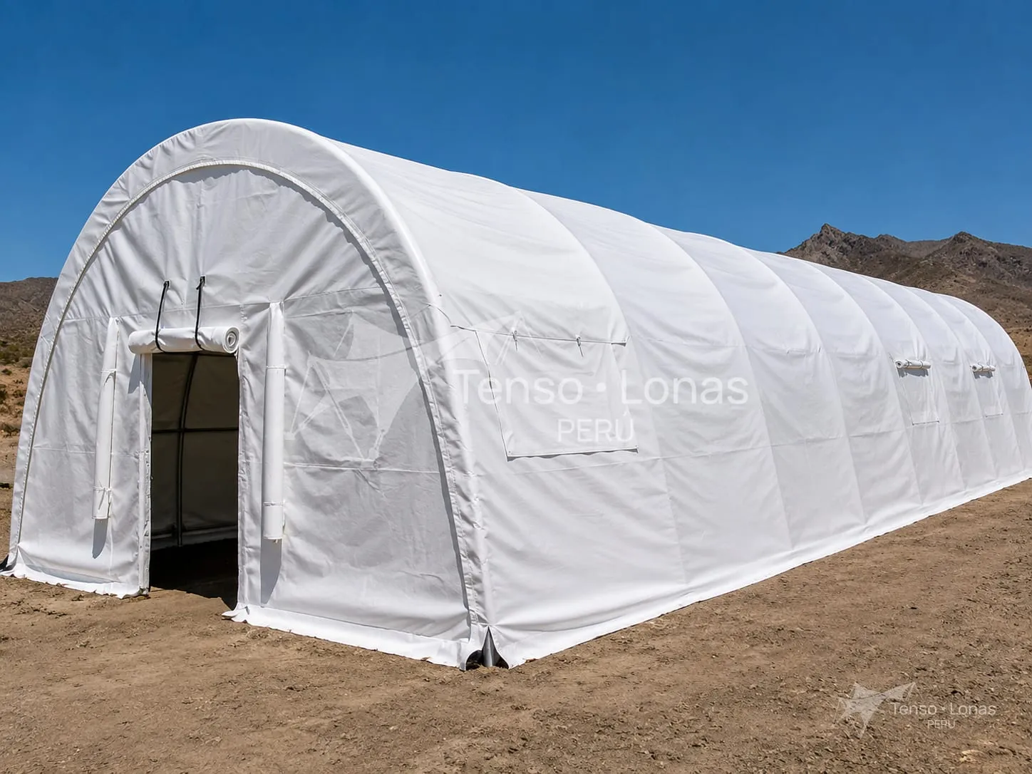 Carpa blanca tipo iglú con estructura curva para uso industrial