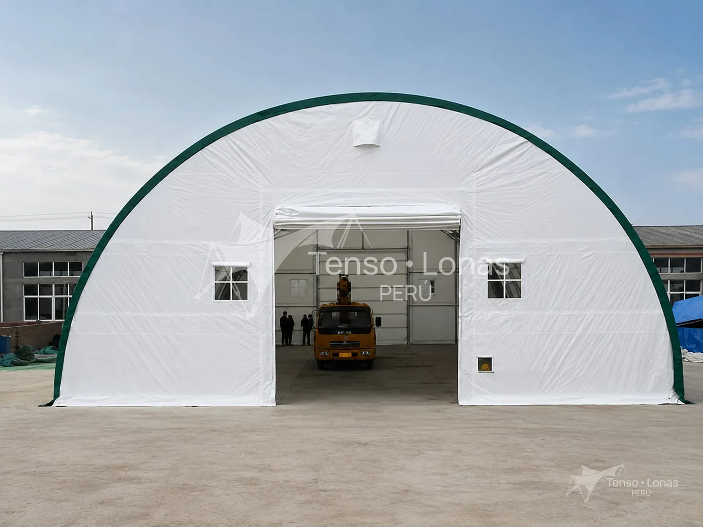 Carpa industrial de gran formato con acceso para vehículos y maquinaria