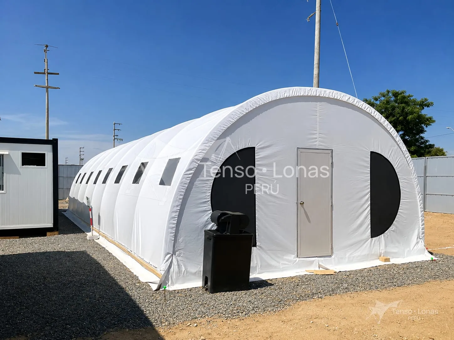 Carpa modular para campamento minero instalada en una zona de trabajo