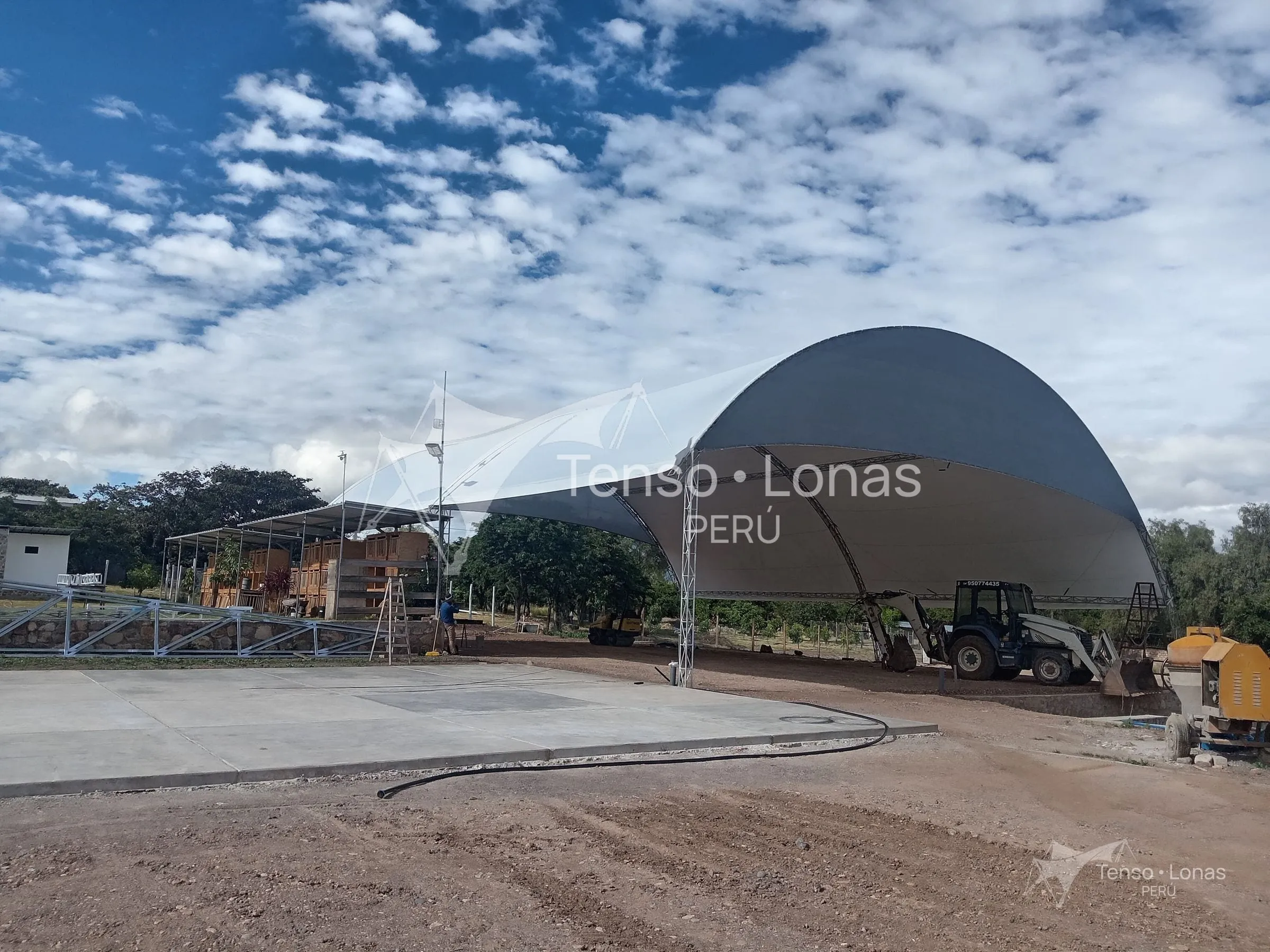 Cobertura parabólica de 483 m² sobre la losa terminada del club campestre