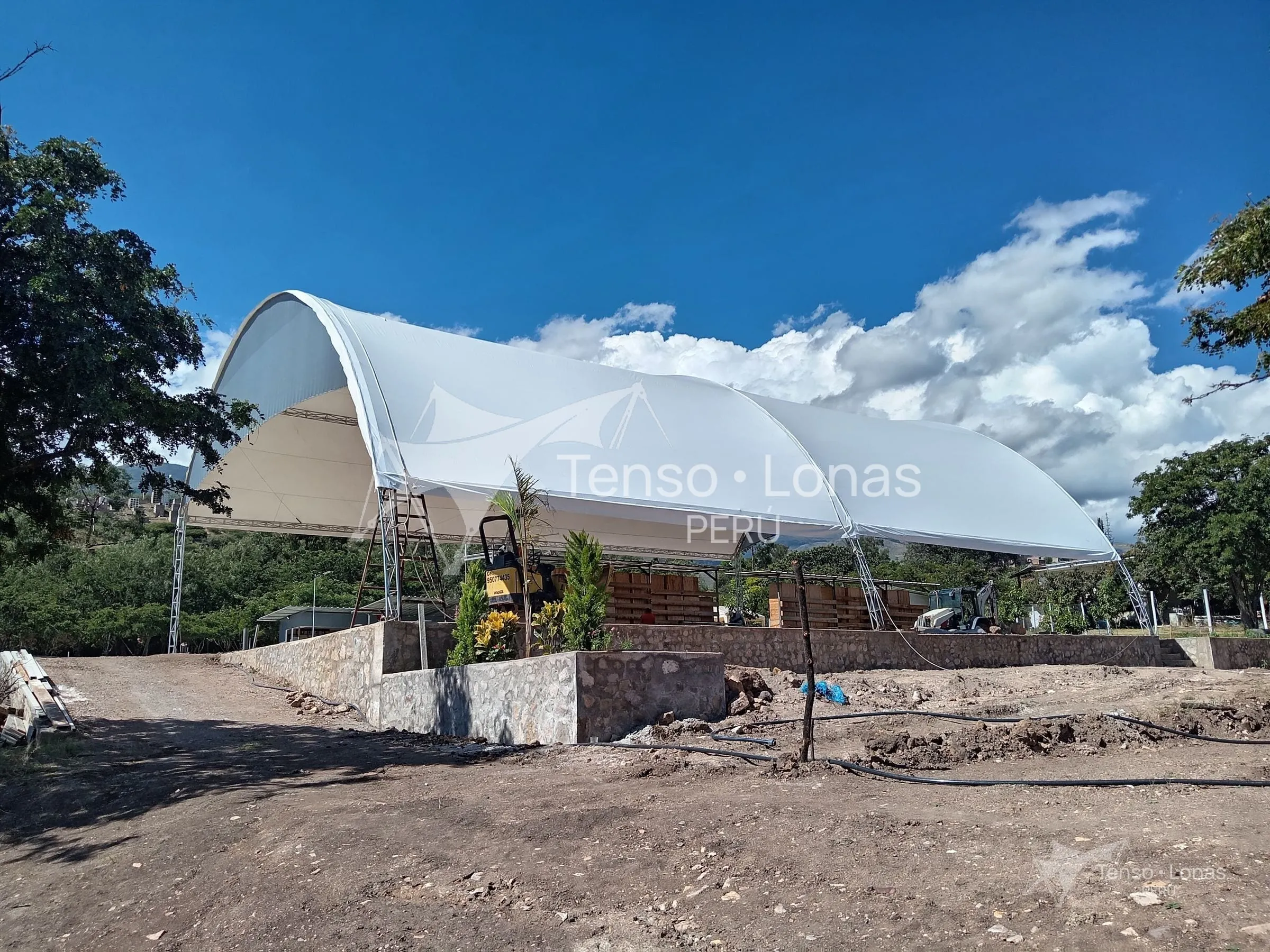 Cobertura parabólica de lona PVC de 780 g con protección UV en Huanta, Ayacucho