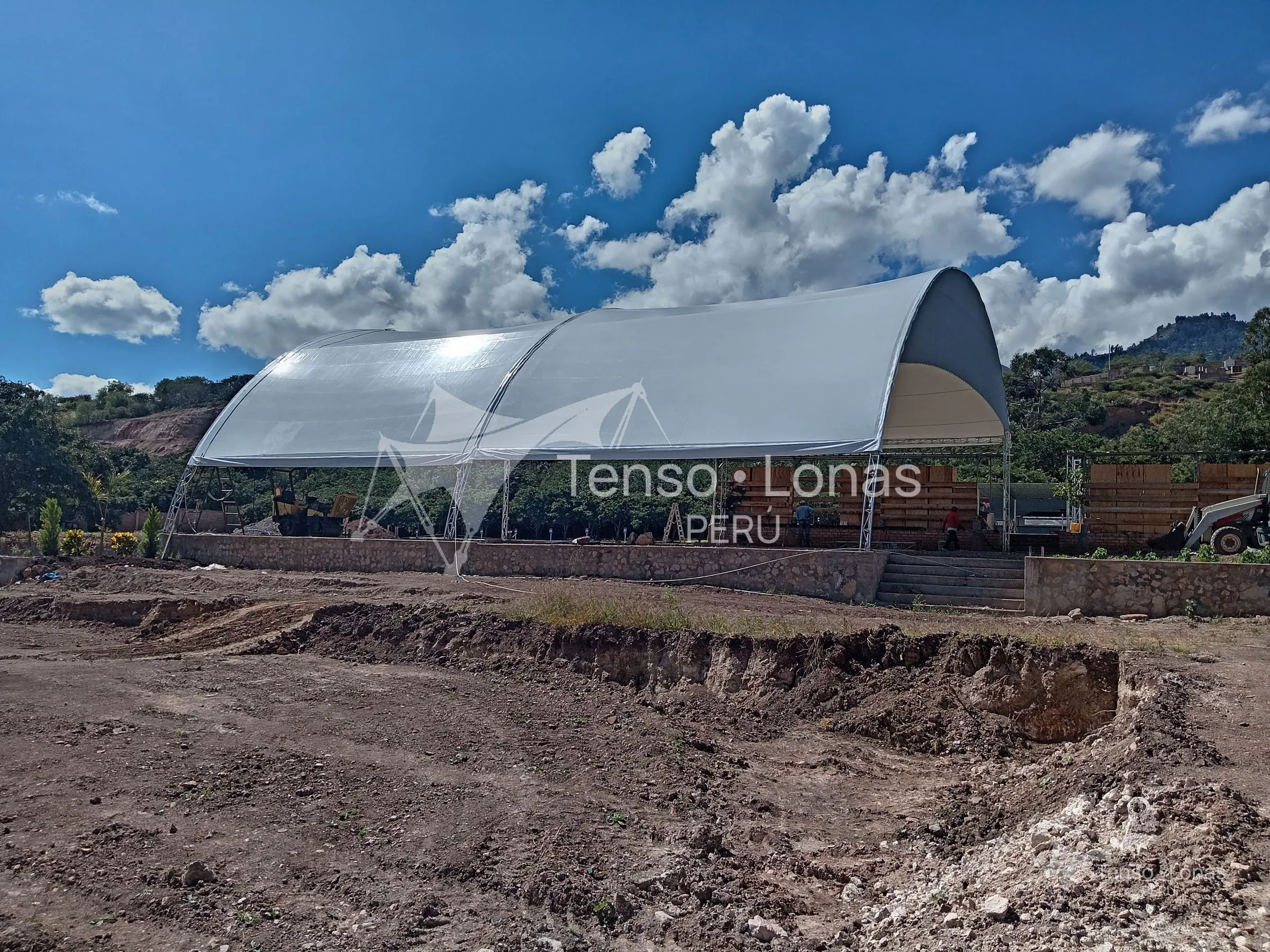 Cobertura parabólica de lona PVC ya montada durante los trabajos de explanación del terreno