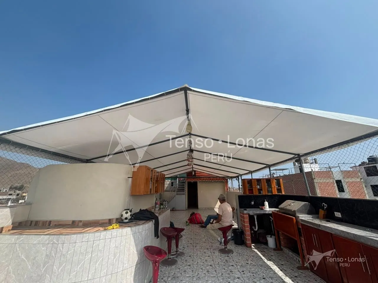 Toldo a dos aguas de lona PVC blanca que cubre los 74 m² de una terraza en Lima