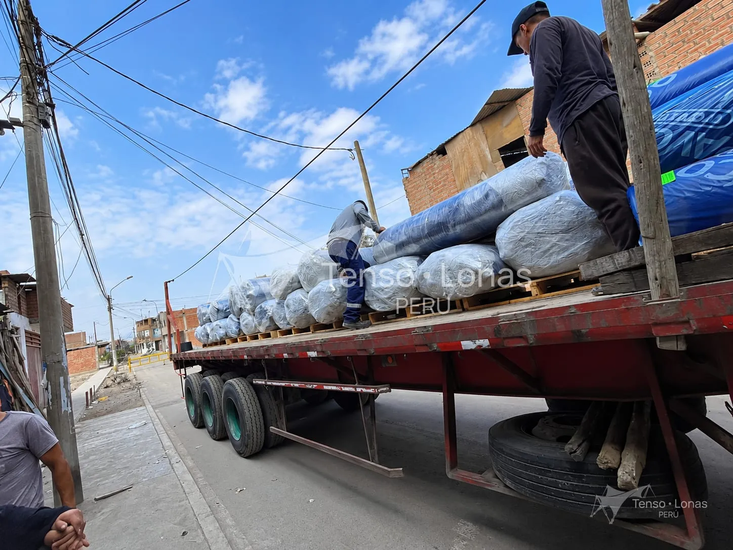 Carga de mantas de tarflex embaladas sobre una plataforma para su envío a provincia