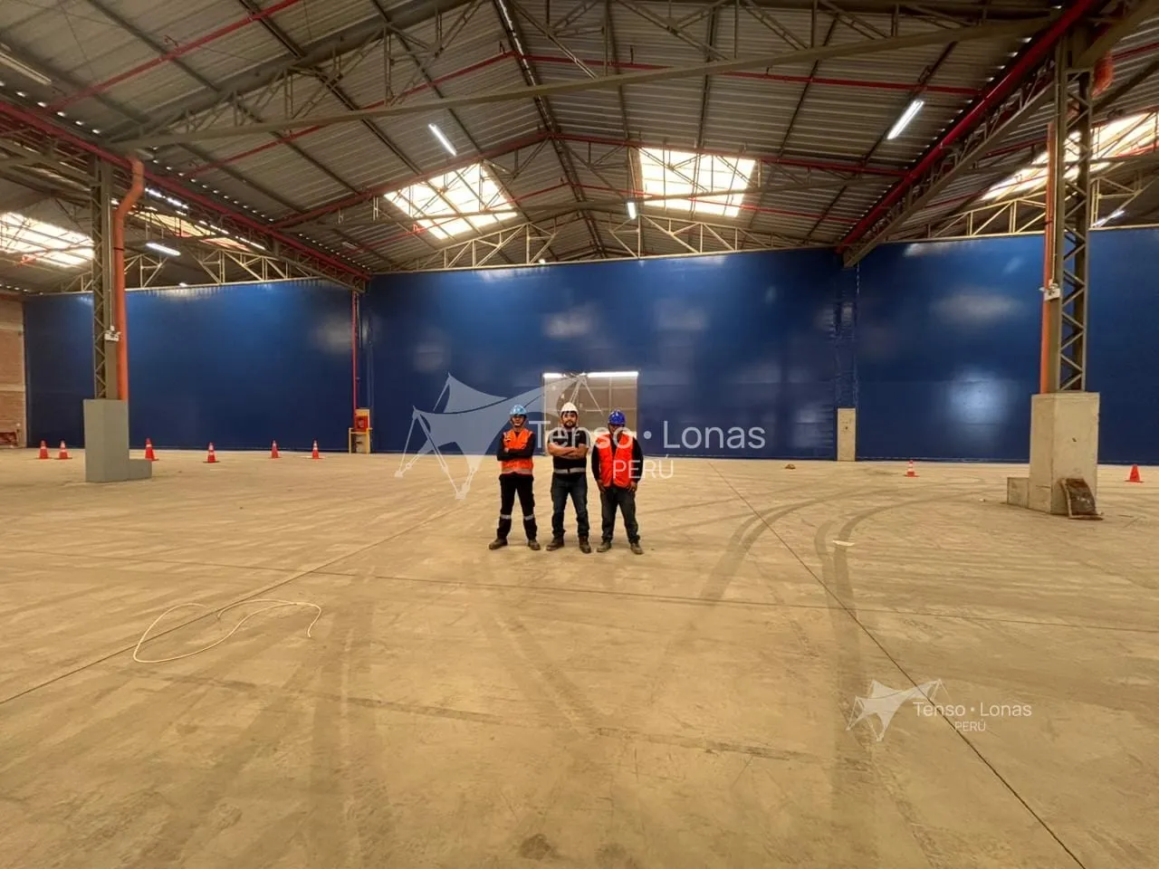 Equipo de Tenso Lonas Perú en el interior de un almacén con cobertura metálica y cerramiento de lona instalado