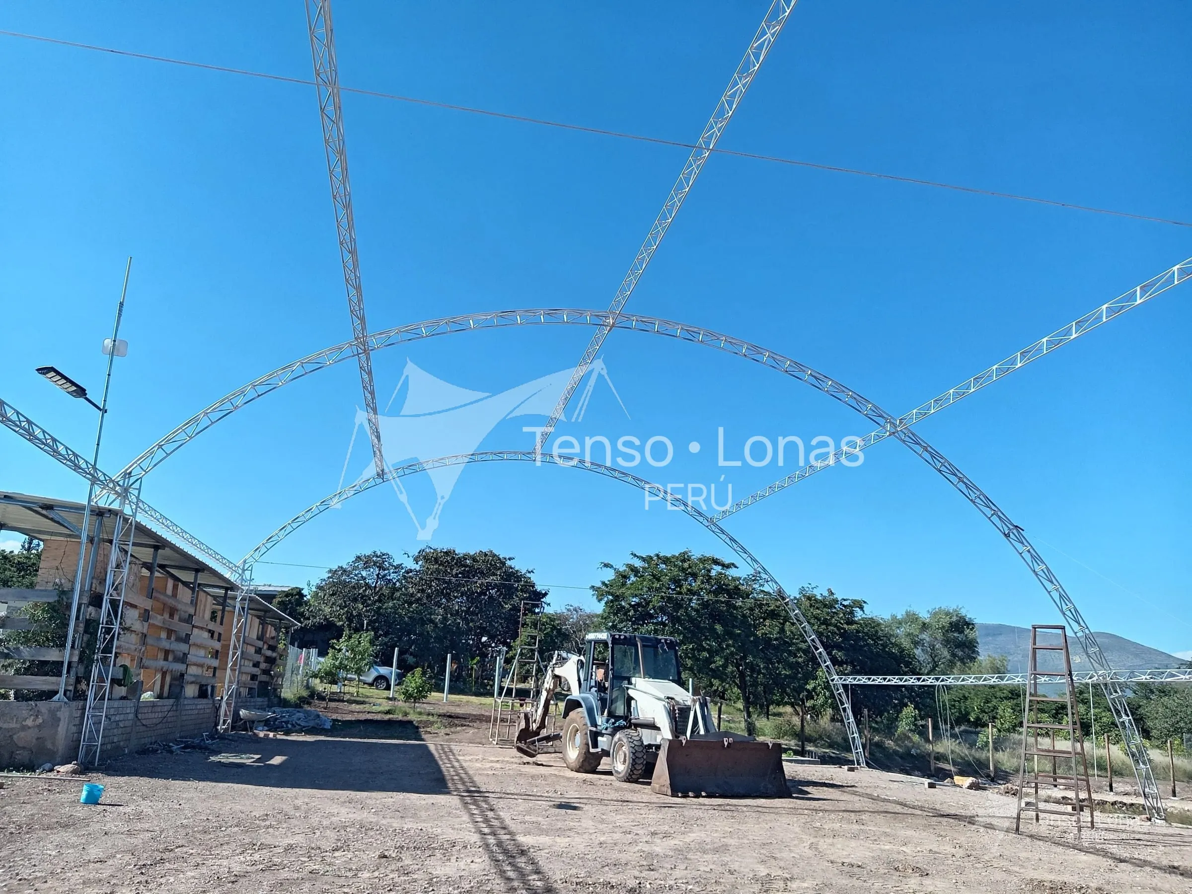 Arcos parabólicos de la estructura metálica vistos desde el interior antes de instalar la lona