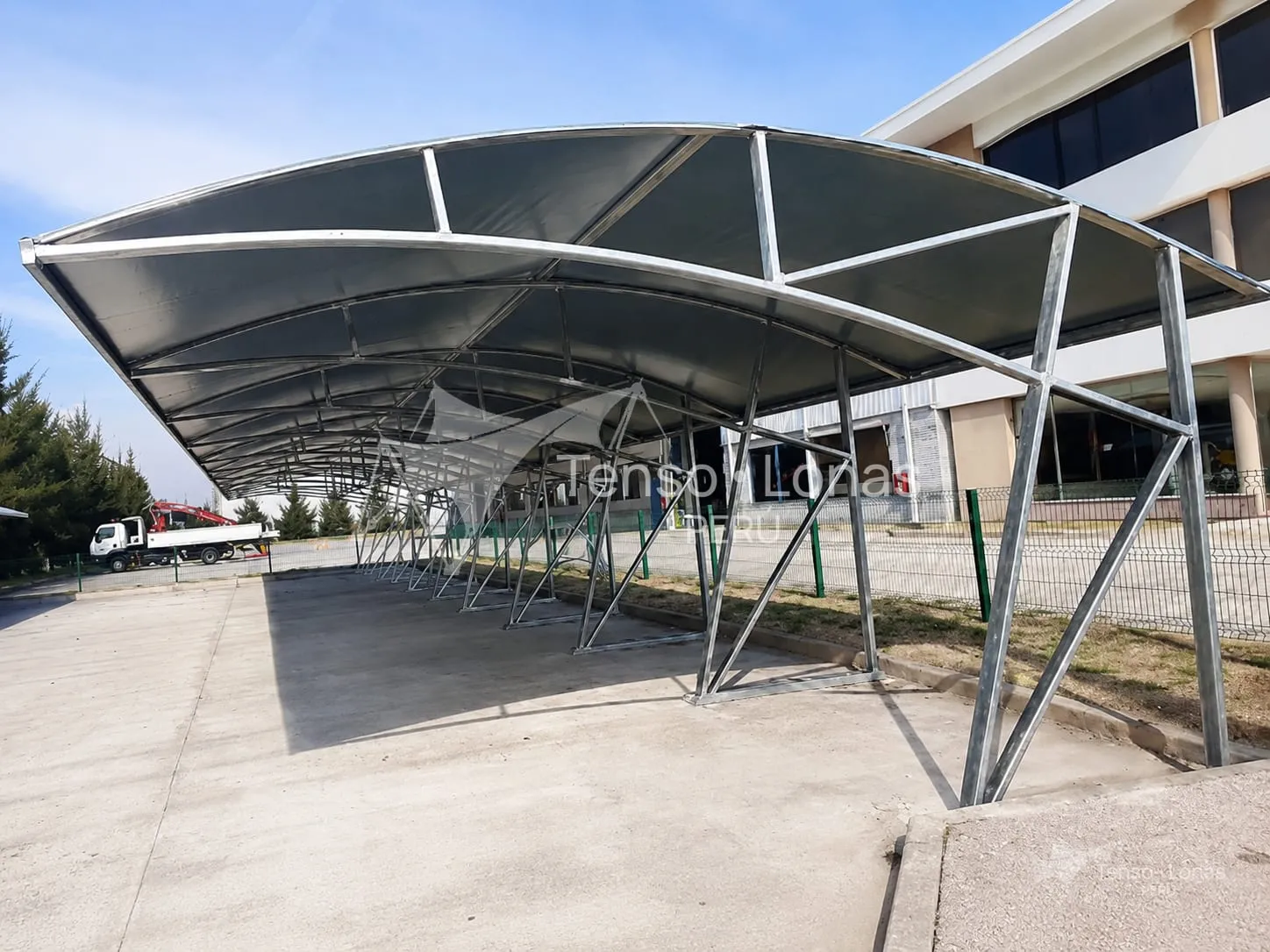 Estructura metálica de una cobertura para estacionamiento