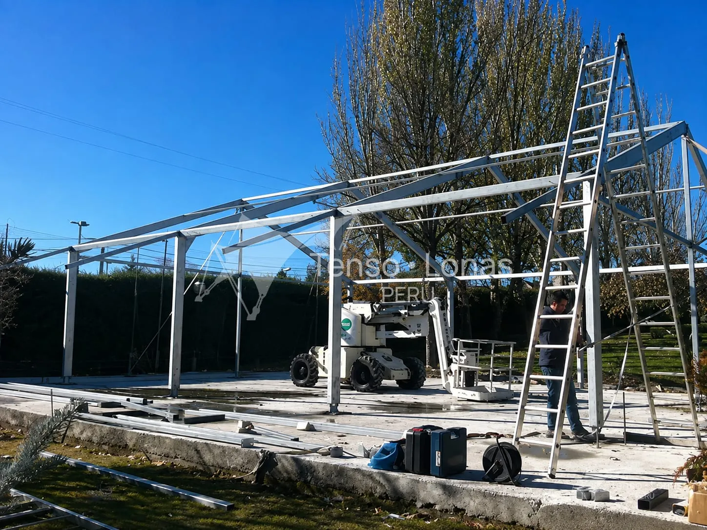 Montaje de la estructura metálica de una carpa sobre losa