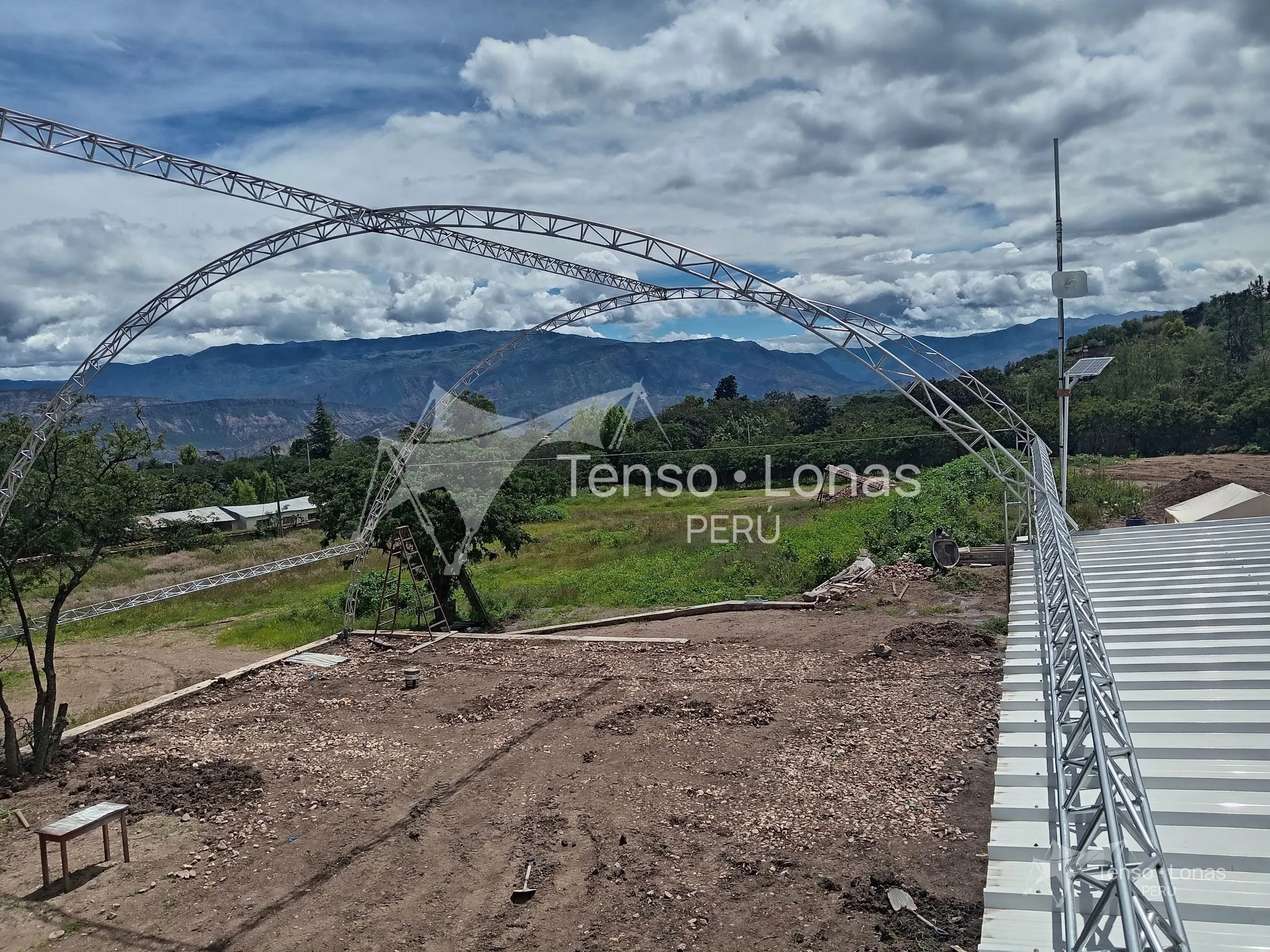 Estructura metálica parabólica levantada, con el valle de Huanta al fondo