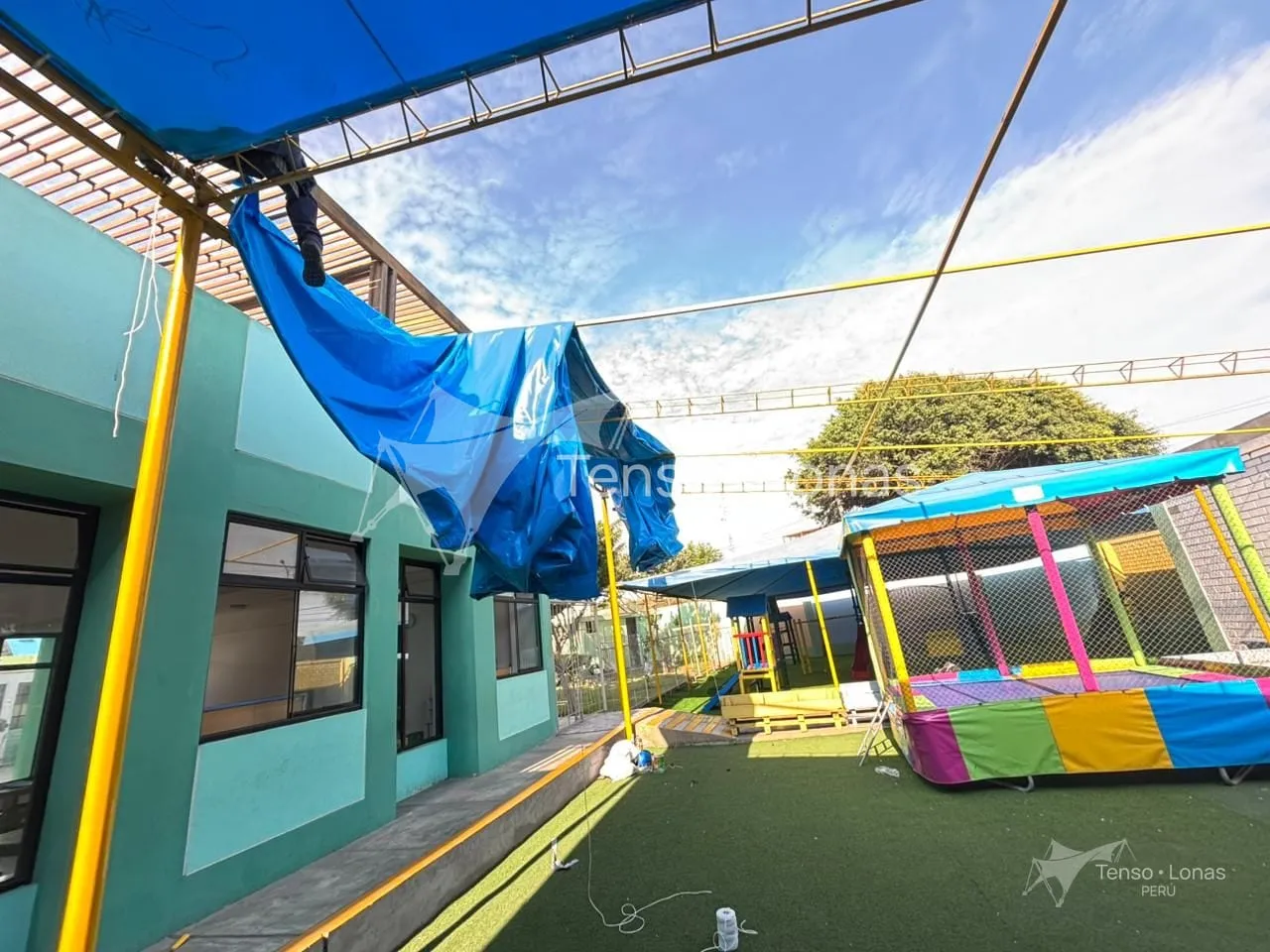 Estructura del toldo de un patio escolar durante la instalación