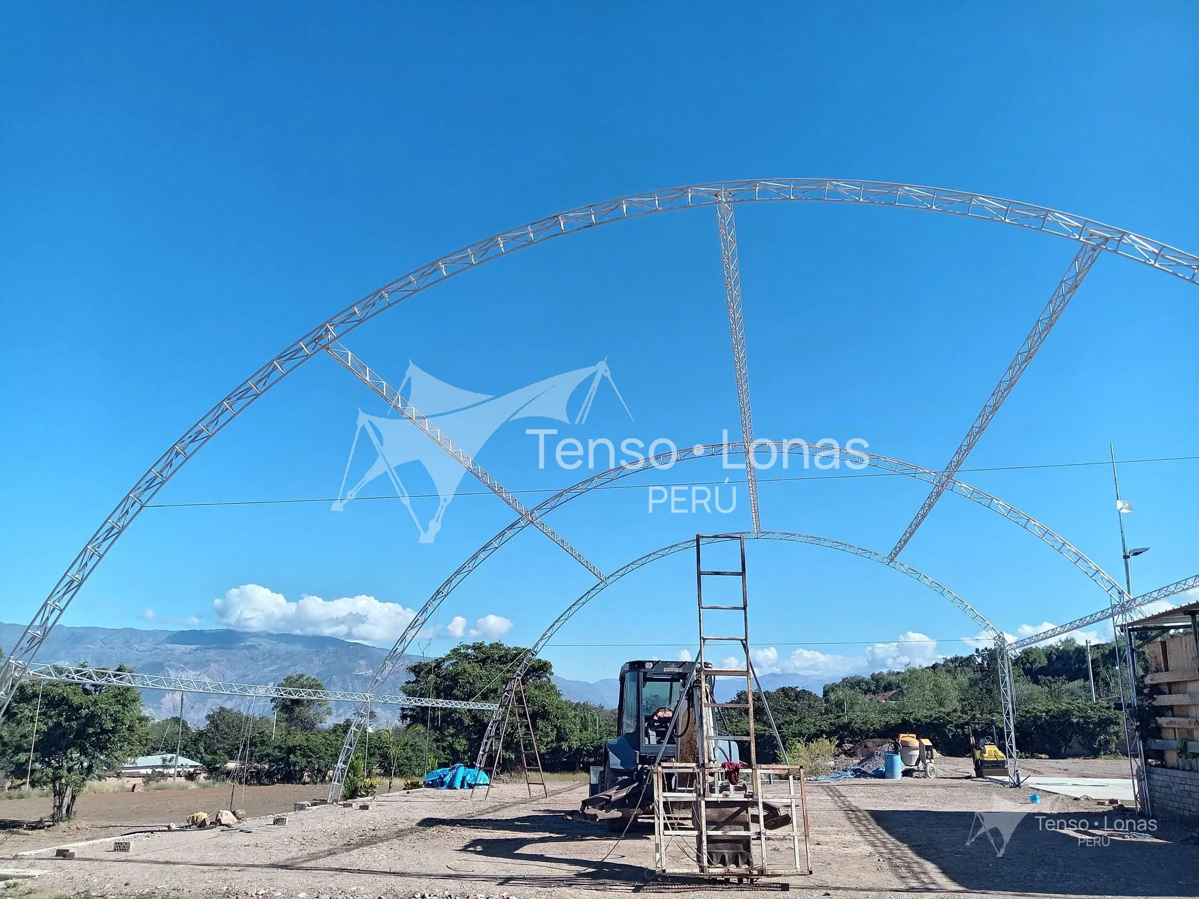 Estructura parabólica de acero antes de instalar la cobertura