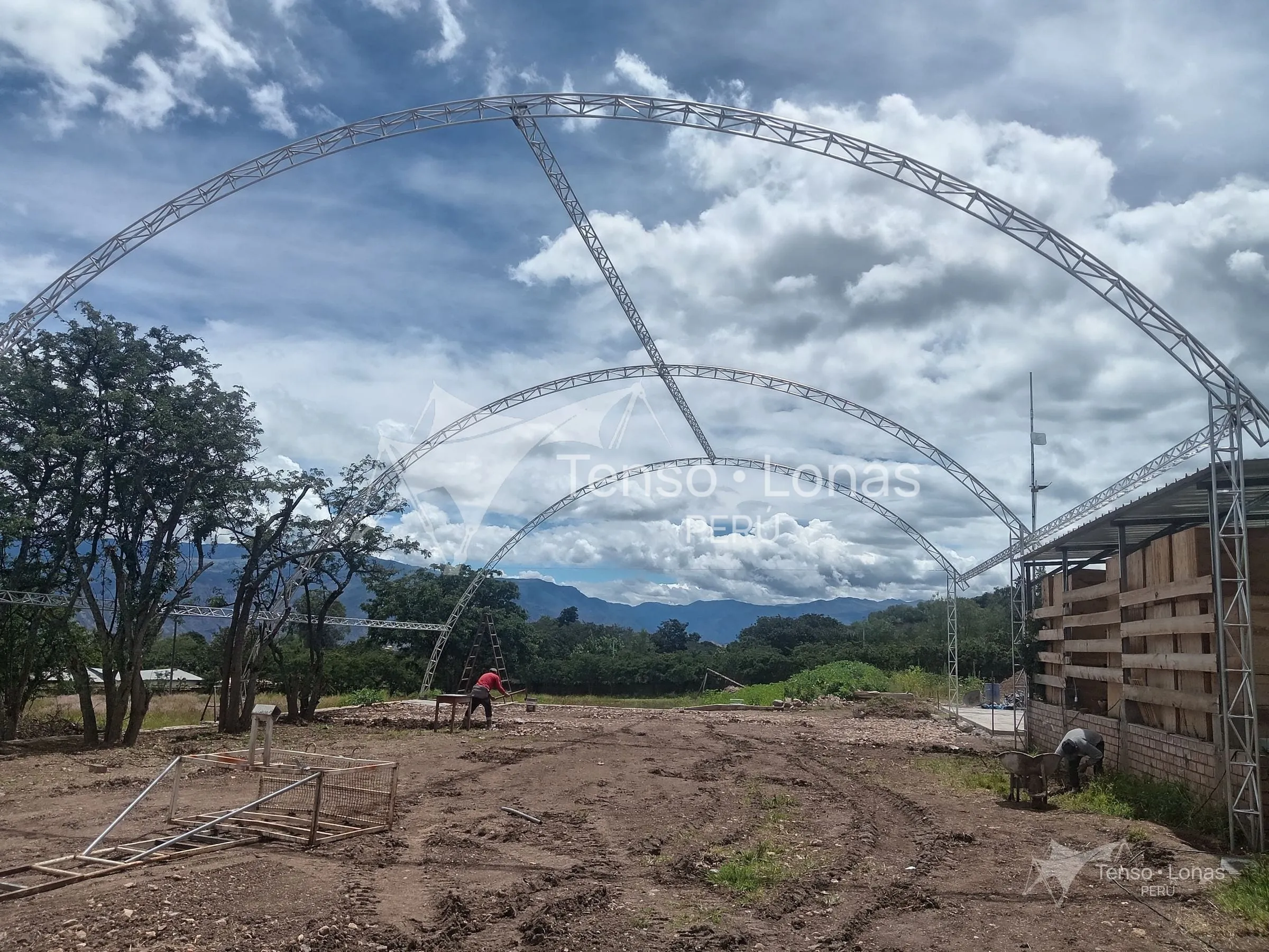 Arcos metálicos montados sobre sus bases antes de instalar la cobertura