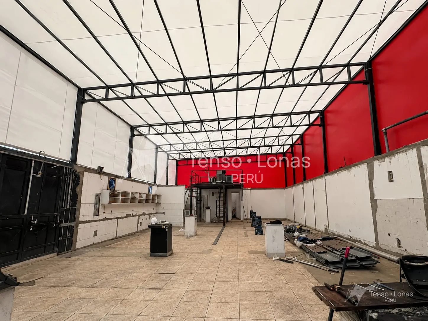 Estructura metálica instalada como soporte de la cobertura de un almacén