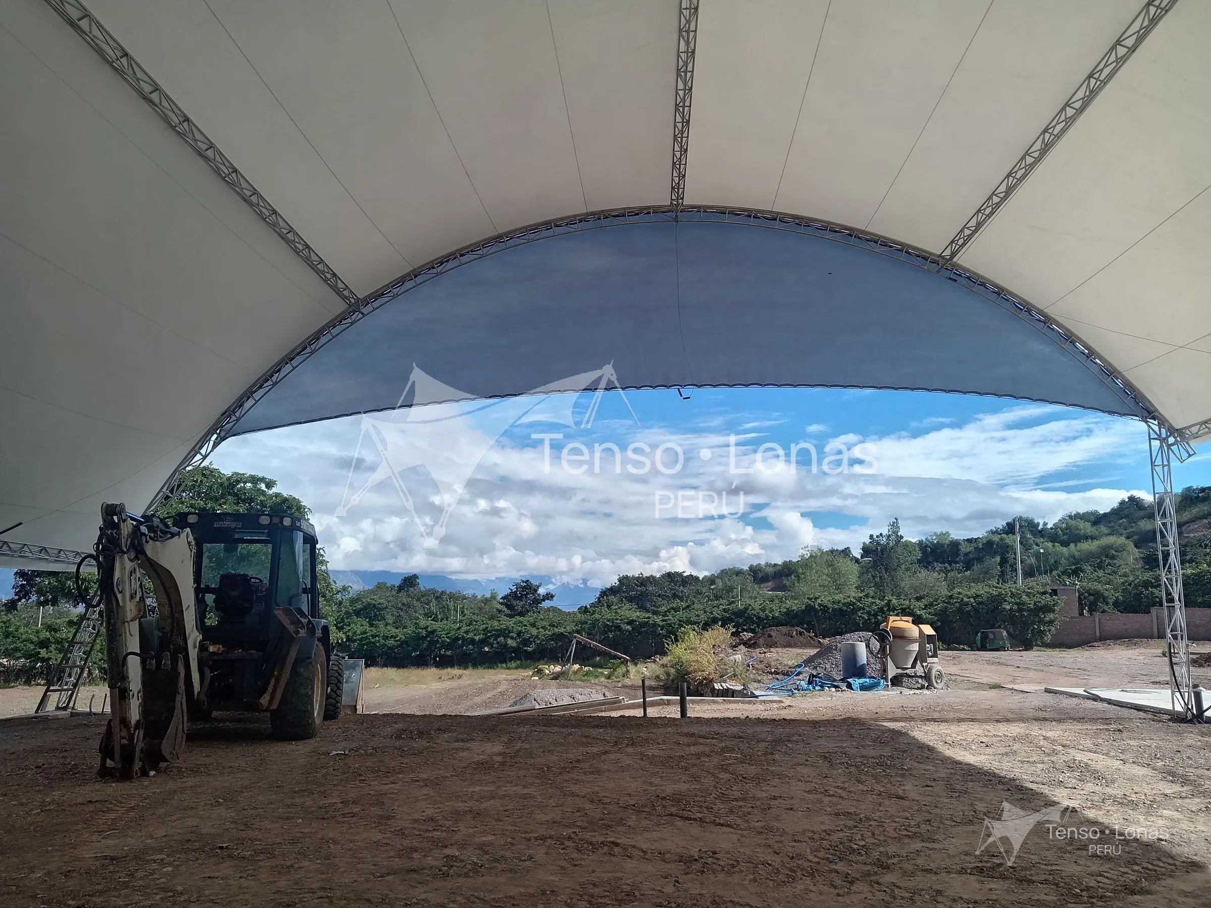 Interior de la cobertura parabólica visto desde debajo de la lona PVC
