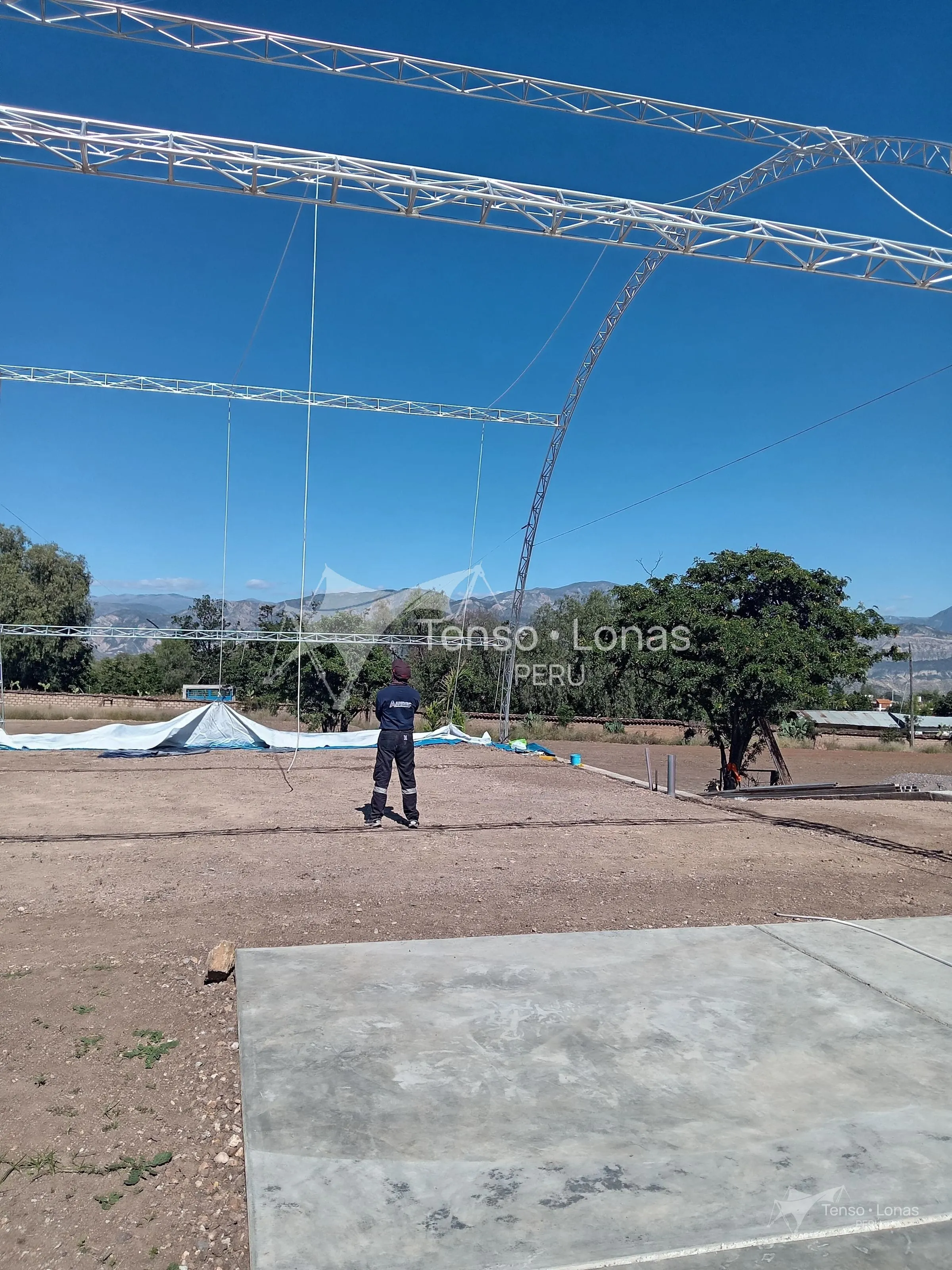 Montaje de la estructura metálica parabólica en obra en Huanta, Ayacucho