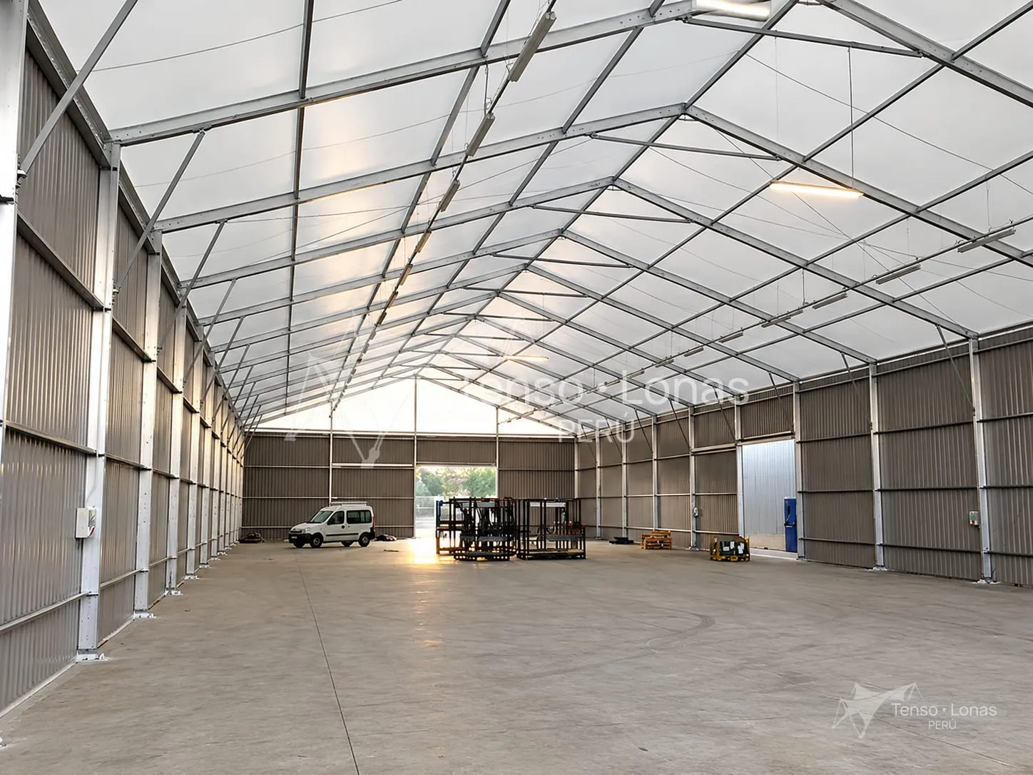 Nave de almacenamiento con luz libre y portón corredizo al fondo