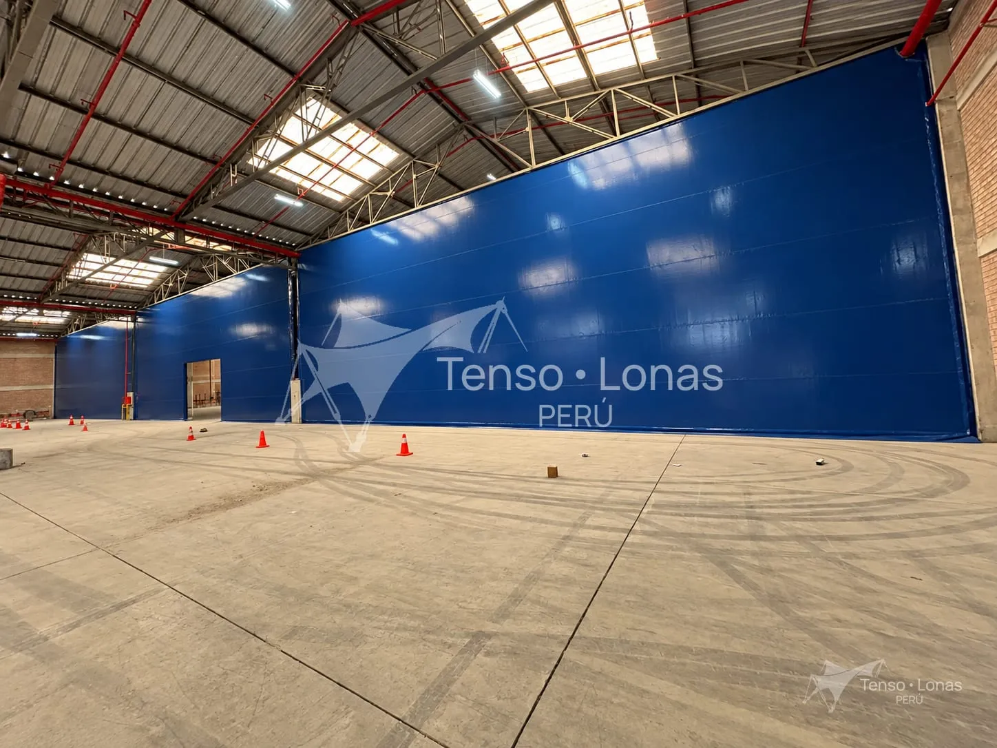 Pared de lona PVC azul cerrando el lateral de un almacén