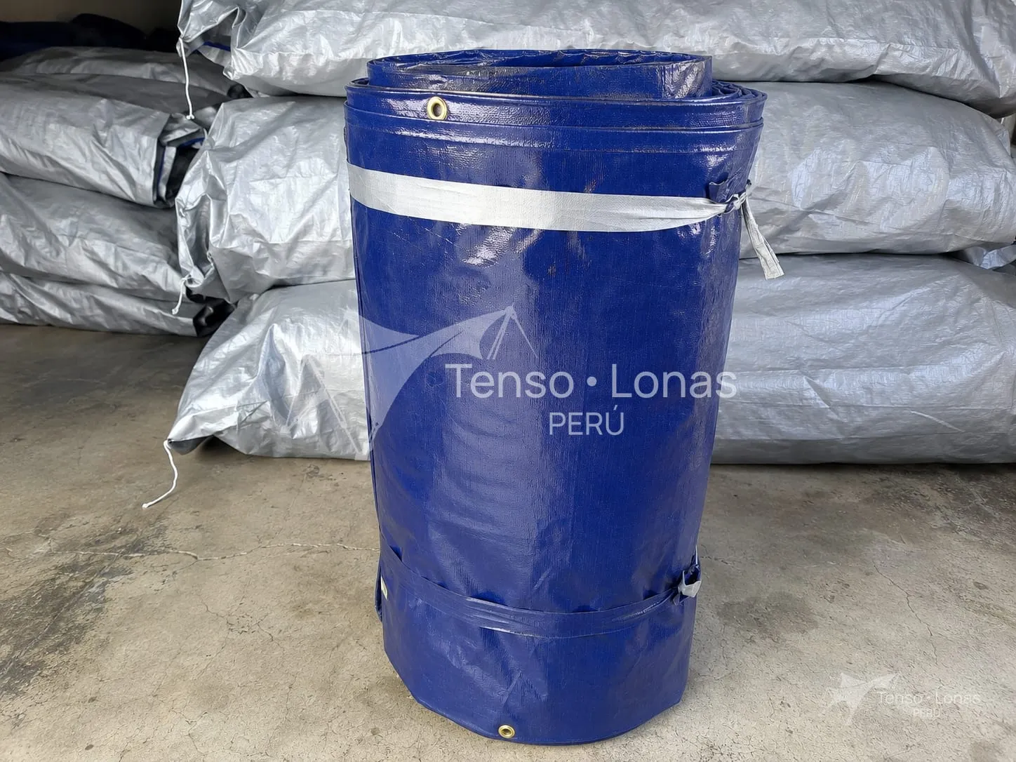Rollo de manta de tarflex azul almacenado en planta antes de su instalación
