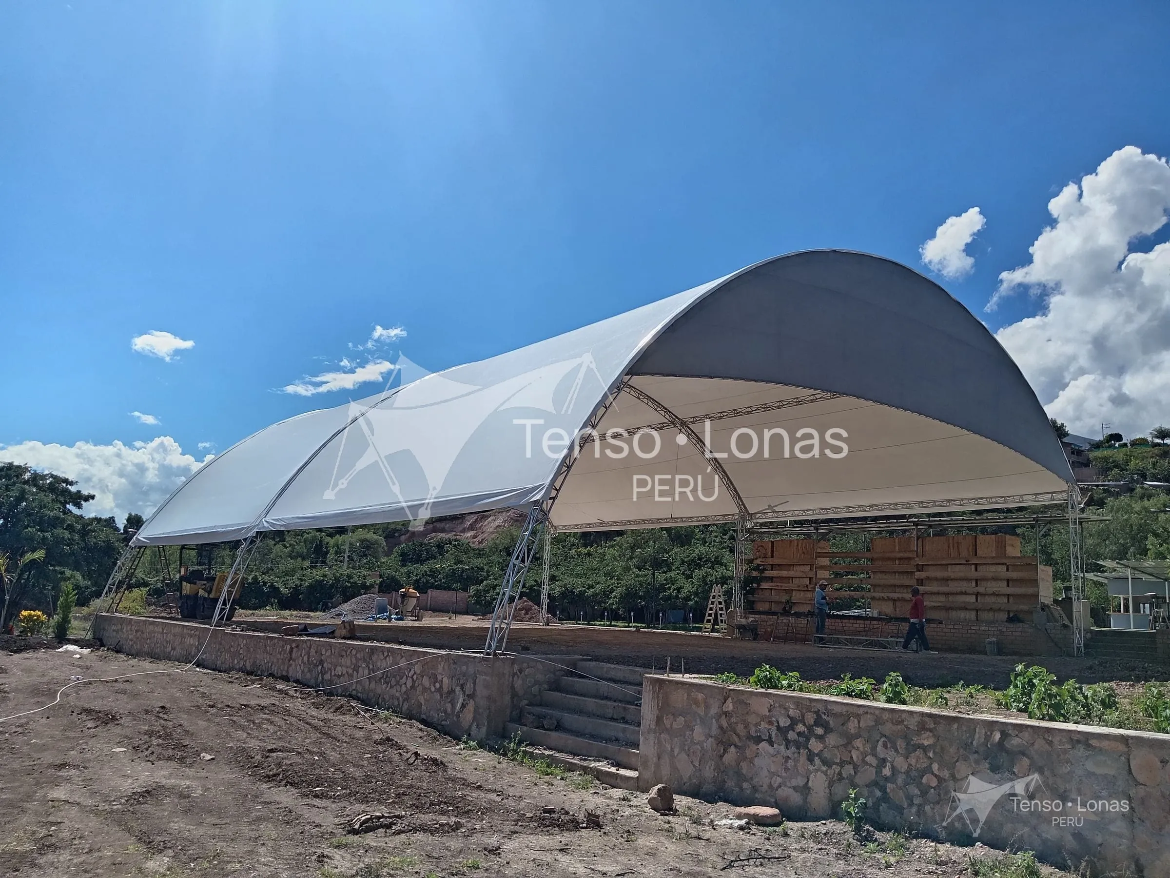 Cobertura parabólica de lona PVC de 483 m² instalada en un club campestre de Huanta, Ayacucho