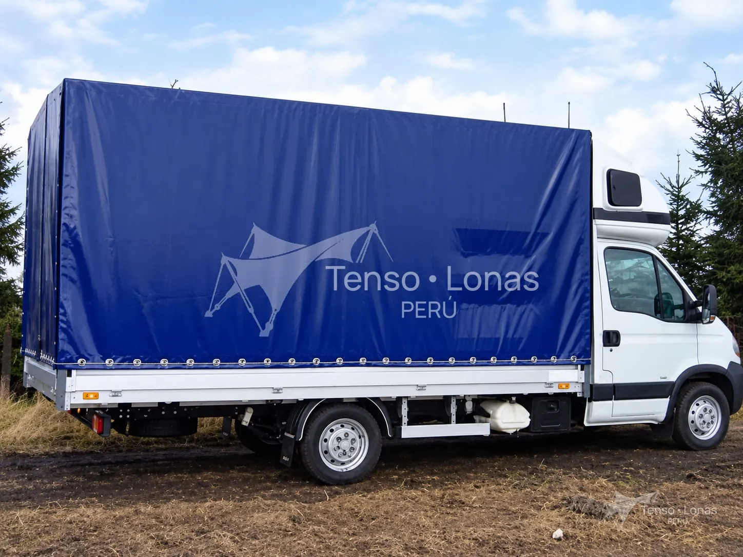 Camión de reparto con toldera de lona azul fabricada a medida