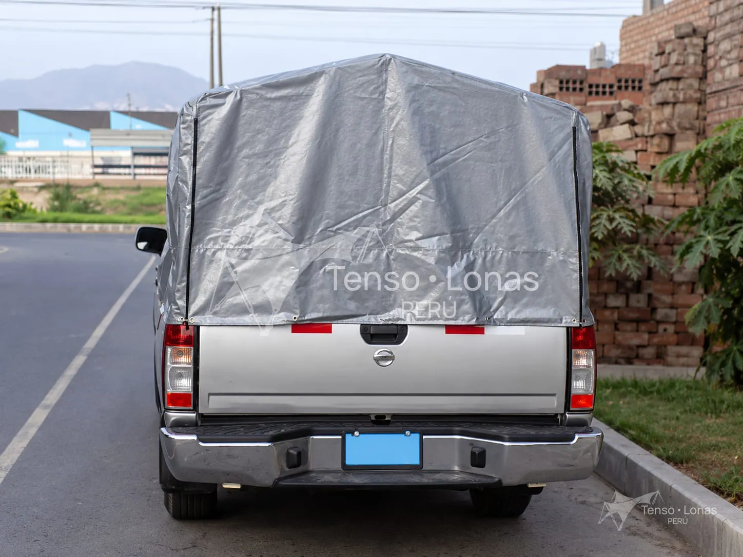Toldera gris sobre la tolva de una camioneta pickup