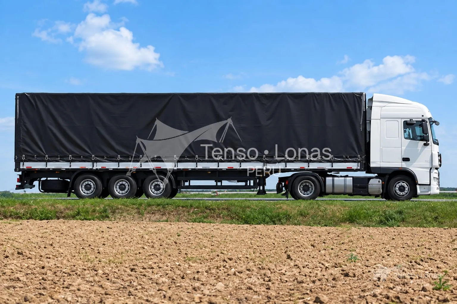 Tráiler con toldera de lona cubriendo la carga en ruta