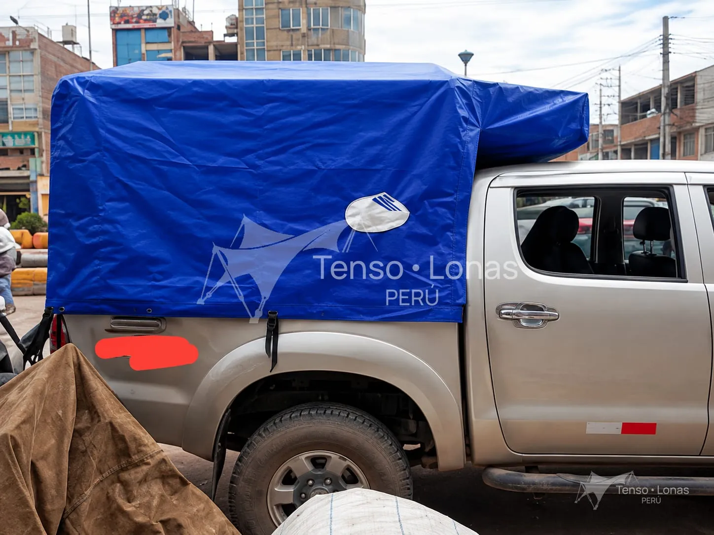 Toldera tipo carpa montada sobre la tolva de una camioneta de reparto