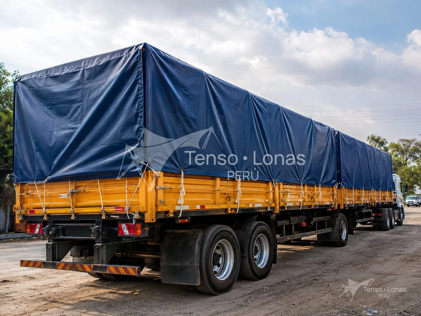Toldera azul instalada sobre un camión de carga de gran capacidad