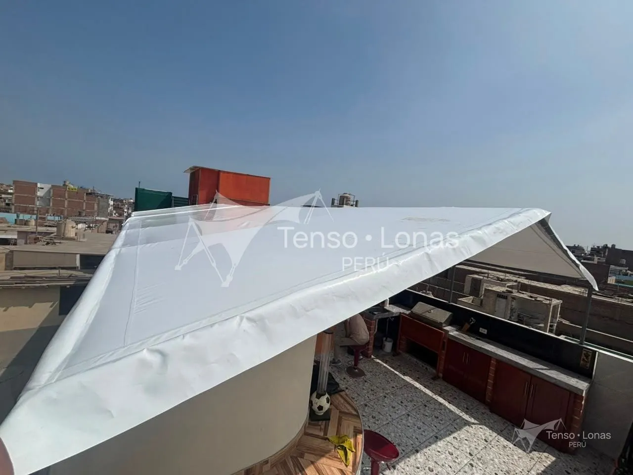 Perfil del toldo a dos aguas de lona PVC de 610 g sobre la terraza en Lima