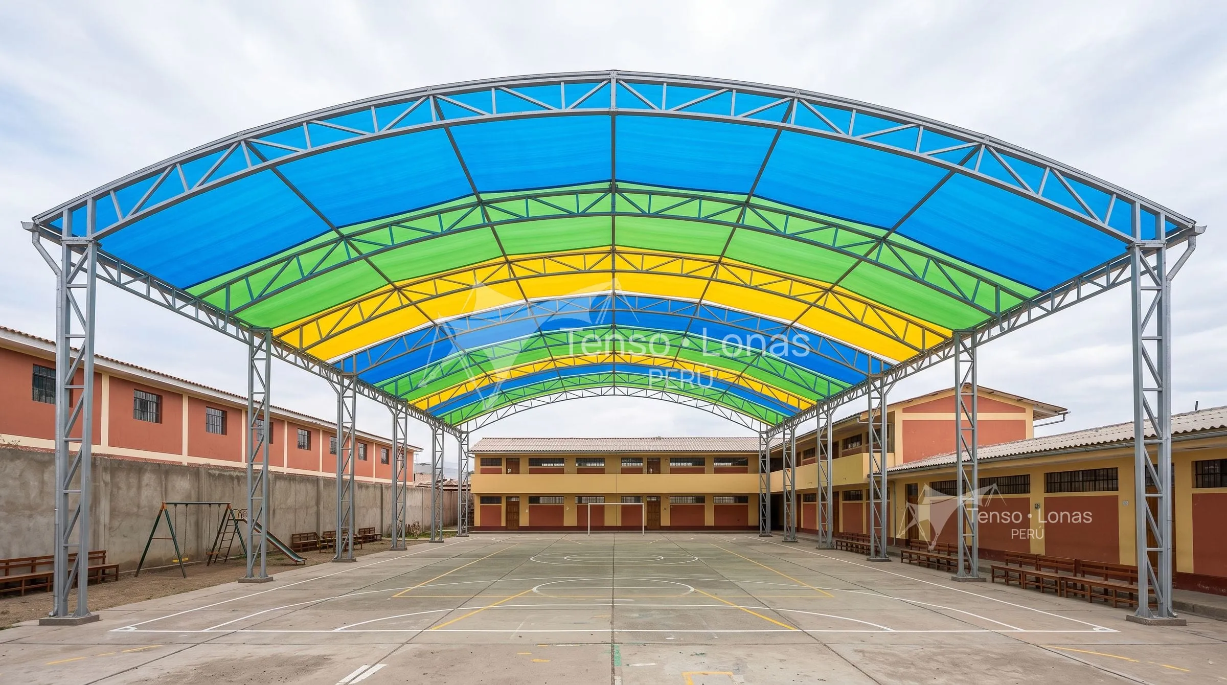Toldo de lona PVC instalado sobre el patio deportivo de un colegio