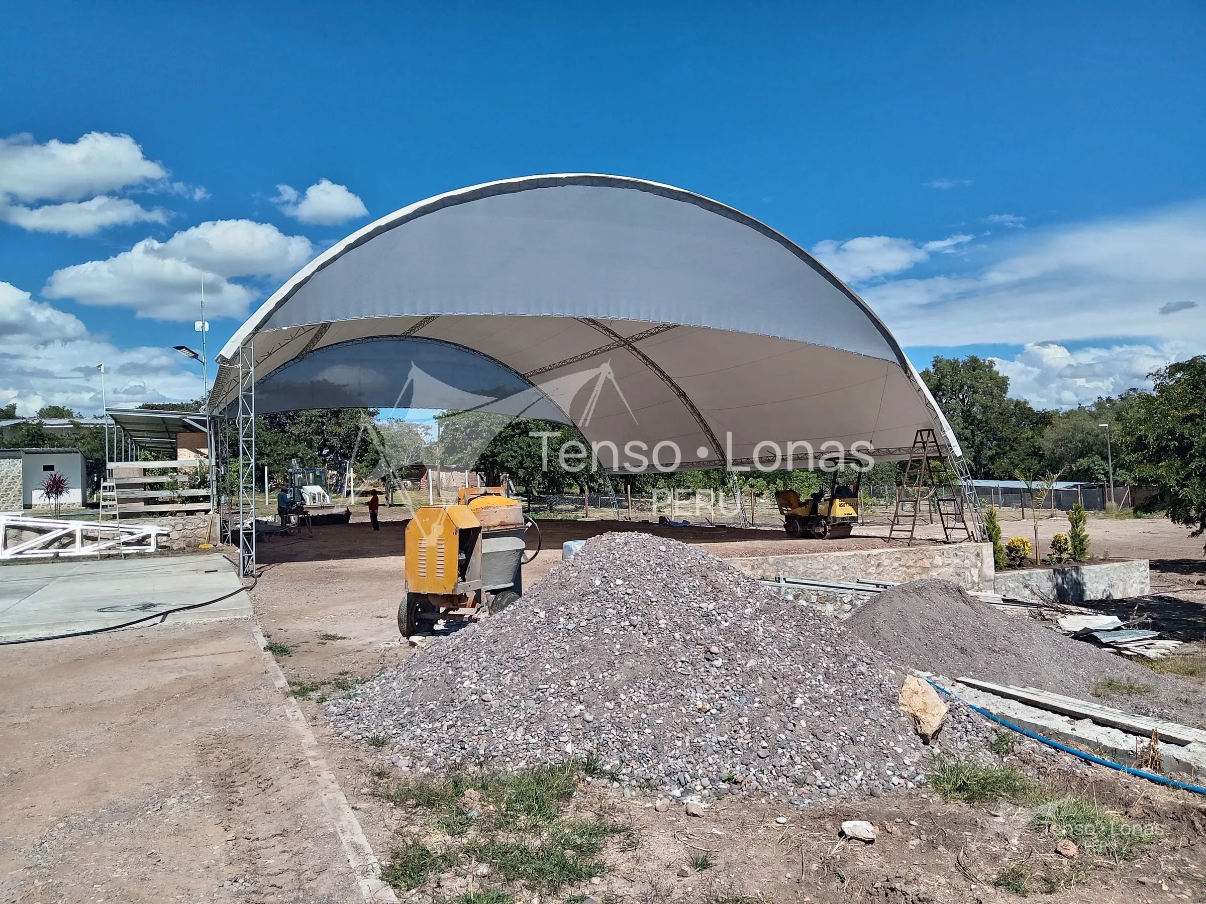 Vista general del toldo parabólico de lona PVC de 780 g instalado en el club campestre